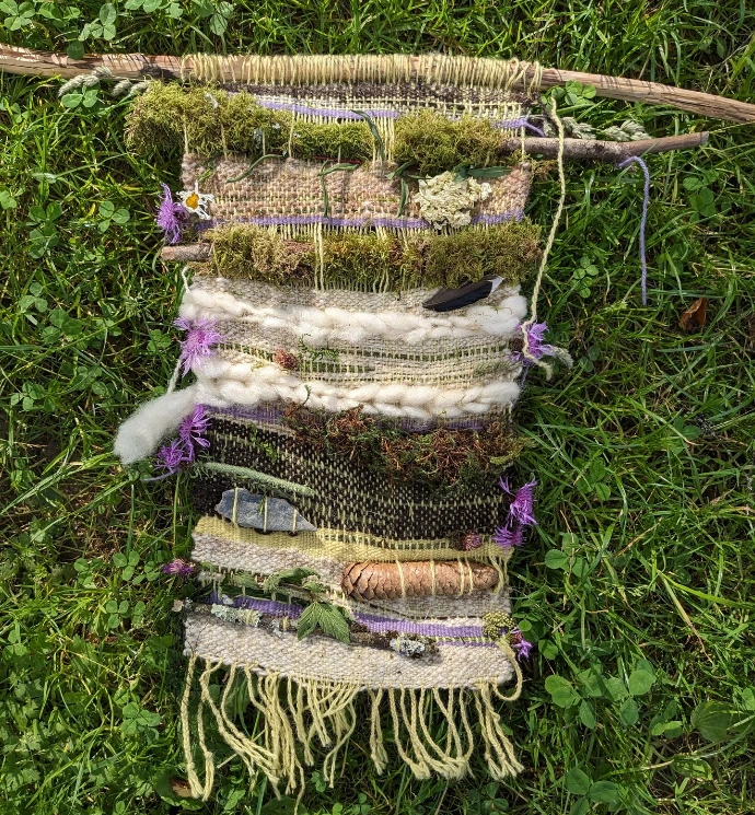 weefje gemaakt met wol bloemen takken